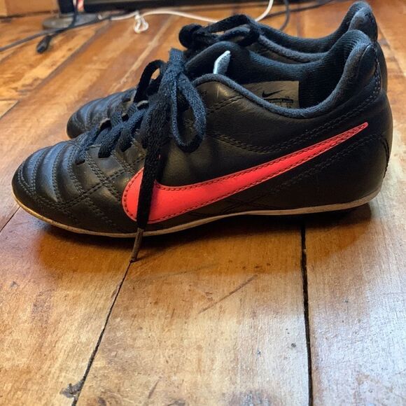 Nike soccer cleats size 12 black pink Spring Sports Activewear - Picture 3 of 4